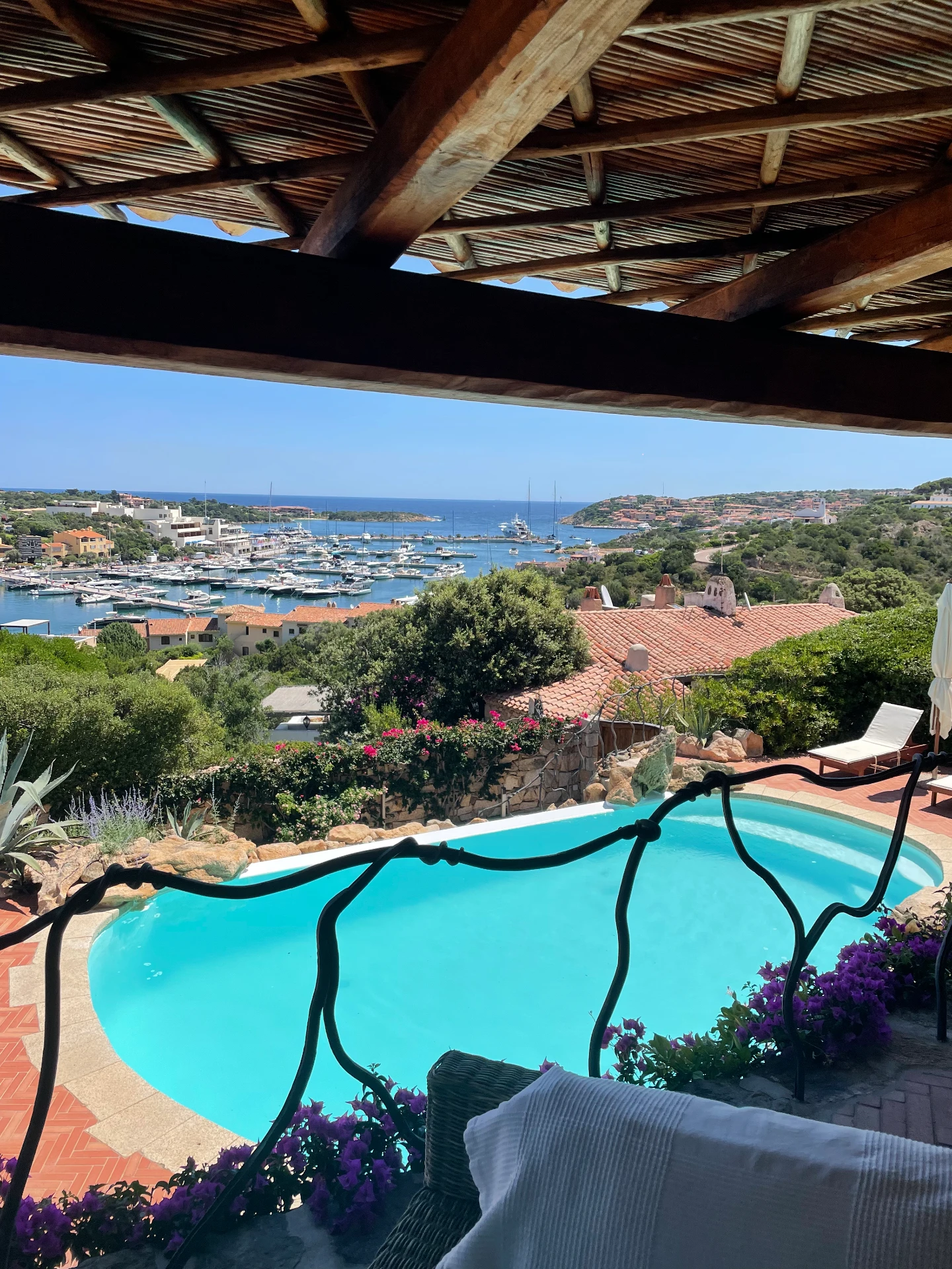 Villa con piscina e vista sul porto turistico
