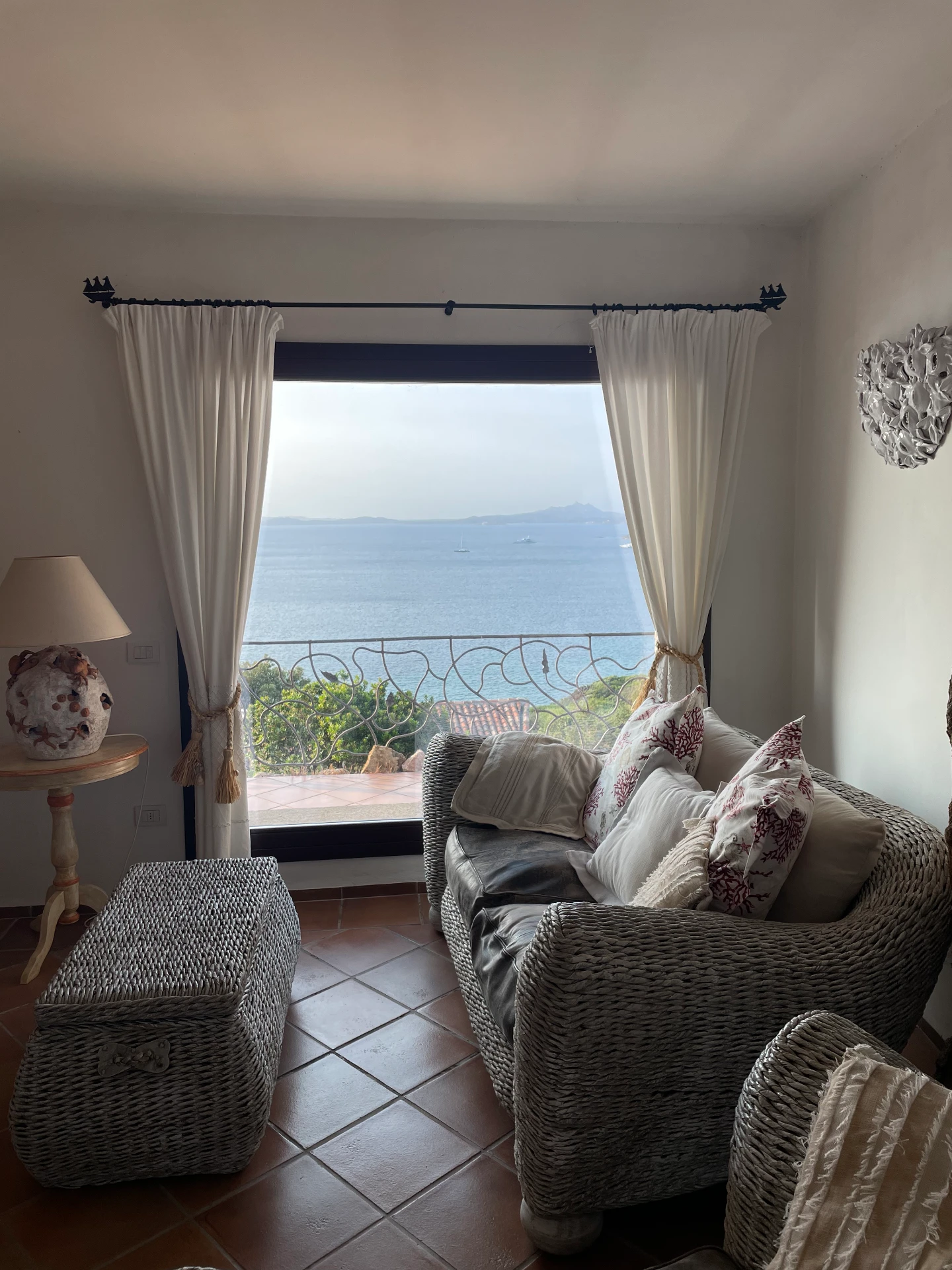 Soggiorno di una villa con vista sul mare